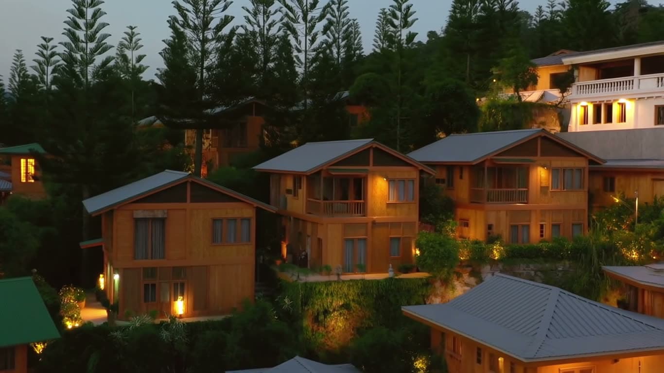 Toàn cảnh nhiều homestay trên đồi Đà Lạt về đêm — đèn sáng lần lượt